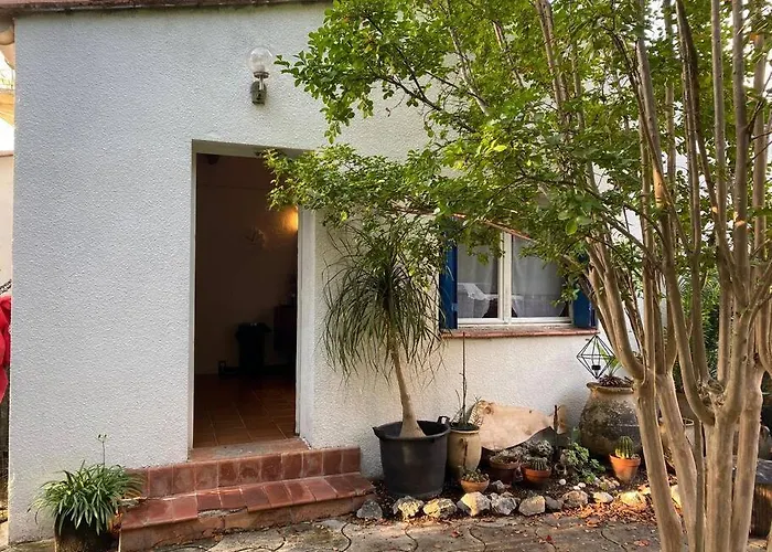 Mazet Avec Jardin